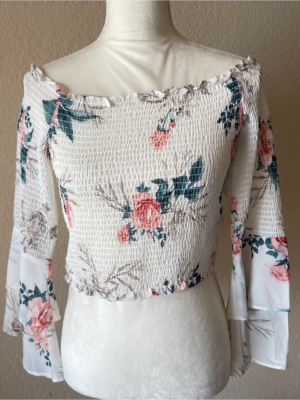 GUESS Women’s Medium Floral Off Shoulder Smocked Crop Top Boho Bell Sleeve